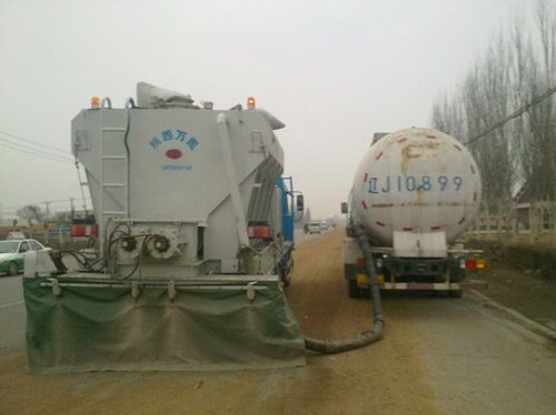 辽宁阜新冷再生施工现场水泥撒布